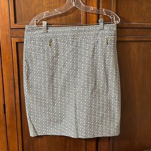 B/W pencil skirt size 10 NWT, front flat pockets with zipper opening.